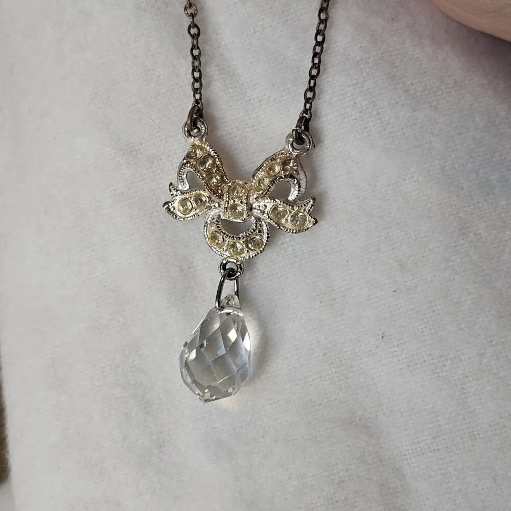 VTG Bow Pendant Necklace Teardrop Crystal Faceted Rhinestones 14‎ Inches Mod